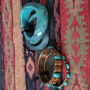 2 pairs of bracelets